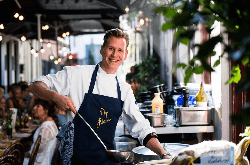 Gezellig Mosselen eten aan een lange tafel bij restaurant Mej. Janssen