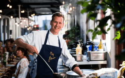 Gezellig Mosselen eten aan een lange tafel bij restaurant Mej. Janssen
